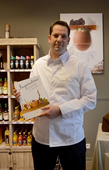 A 30 ans, Nicolas Bottero, dévoile ses recettes et ses bons produits dans un premier livre, Inspirations, et dans son épicerie fine installée au 21, place Georges Brassens à Poisat.