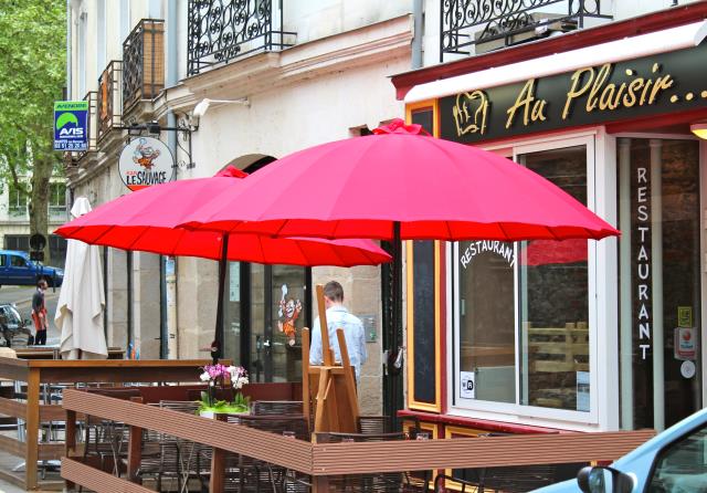 Le nouveau restaurant Au Plaisir, situé dans le centre de Nantes (44), compte 30 places en salle et une dizaine en terrasse.