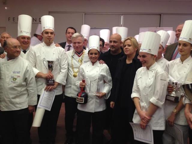 La meilleure apprentie de France 2013, Victoire Garson, entourée (de gche à dte) de Francis Robin, du parrain 2013 Jacques Lameloise, de Jean Franck Ruel (1er prix de l'entrée), du président des Maîtres cuisiniers de France Christian Têtedoie, de la lauré
