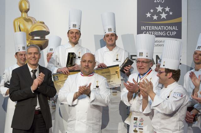 L'équipe du Shangri-la hôtel représentera la France en 2015 à l'International Catering Cup. Au premier plan: Frédéric Anton, président d'honneur du jury