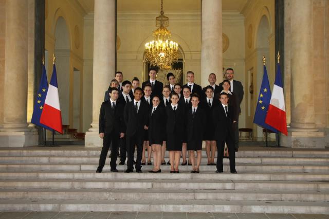 Les 17 élèves du lycée René Cassin à Tulle (19), sur le perron de l'Elysée avec Laurent Bigourie, chef de travaux, et Stéphane Verlhac, gestionnaire.