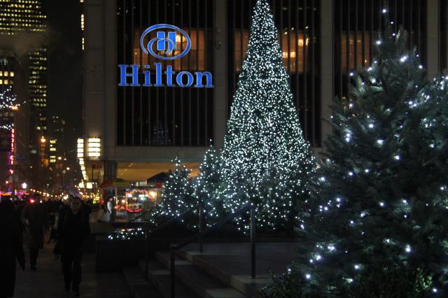 Le parvis de l'hôtel Hilton toujours aussi illuminé.