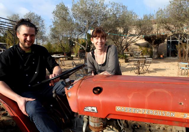 Numa Testud et Clélia di Medio ont déménagé aussi leur vieux tracteur !