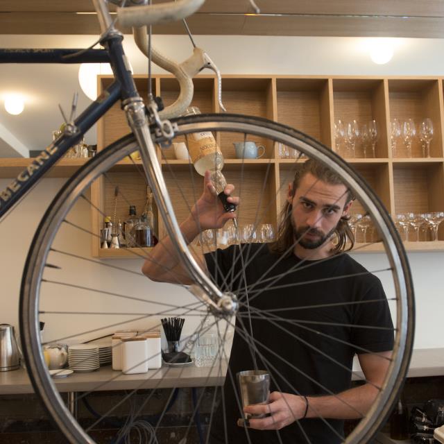 Charlie Brock, chef barman du Bar F, à Paris.
