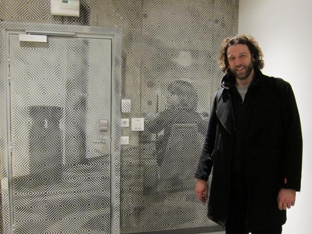 Vincent Faller dans la chambre Inkub, inspirée des films de Stanley Kubrick
