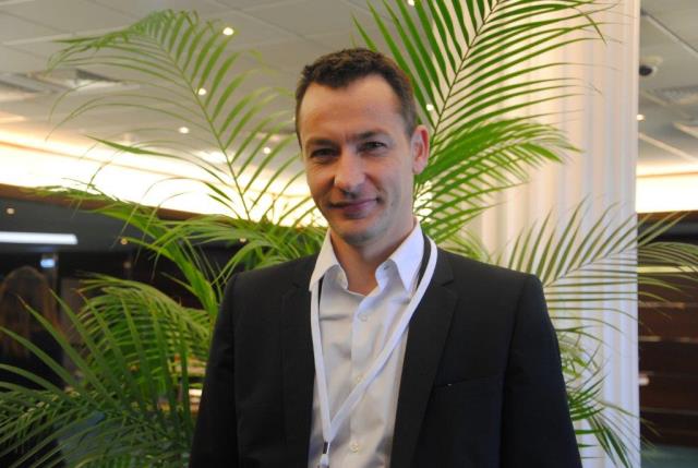 Nicolas Bodilis-Reguer, délégué général de la NAVSA, devant le distributeur Feel Good : 'Notre programme « FeelGood. De la variété dans vos distributeurs », créé en 2012, a très certainement favorisé l'accord signé avec la CNTR' pour l'acceptation des tit