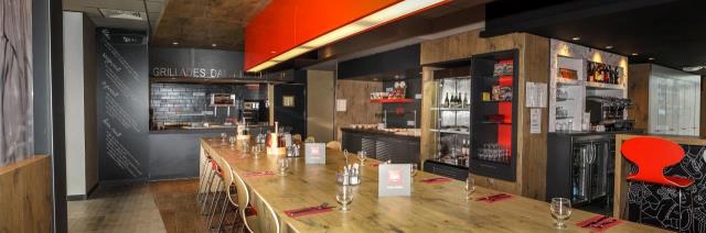 Le nouveau concept pied d'hôtel Courtepaille s'adapte en termes de de la décoration à l'enseigne hôtelière Seuls éléments incontournables : la table d'hôtes et l'espace grill (comme sur la photo).