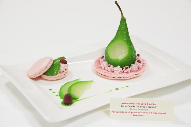 Poire pochée au gingembre sur macaron et mousse framboise.