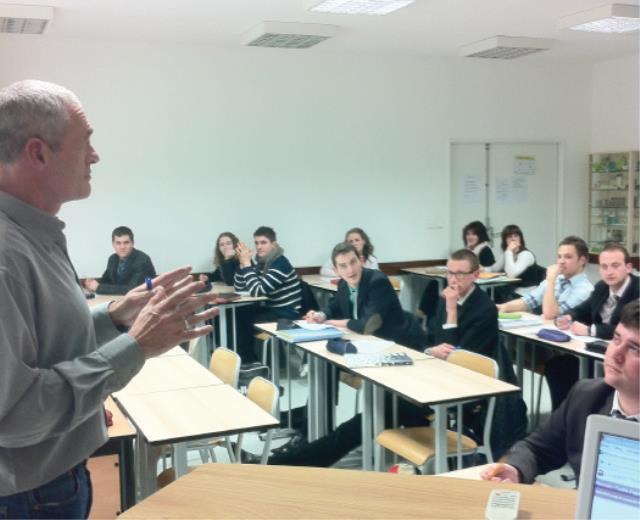 Joel Garnier, professeur de philosophie explique ce qu'est l'identité professsionnelle aux futurs maitres d'hôtels.