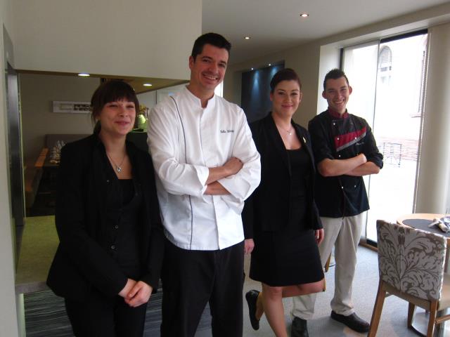 Toute l'équipe de Grains de sel. Au centre, le chef Gilles Schnoering et Christelle Bracker, la sommelière.