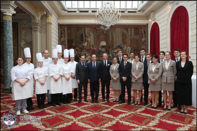 Au centre le Président de la République, à sa droite : Bruno de Monte, directeur de FERRANDI Paris, à sa gauche : Emmanuel Périer, responsable des programmes supérieurs de FERRANDI Paris, les étudiants en Bachelor restaurateur et manager de restaurant, à 