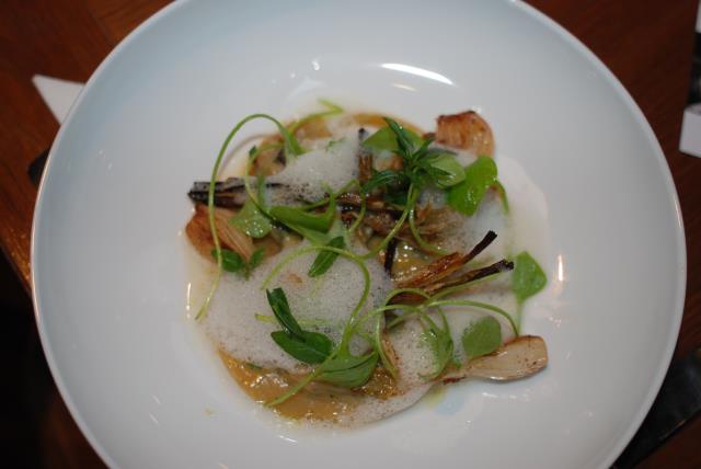« Ravioles aux scorsorènes, épinards, ventrèches, salers, oignons nouveaux caramélisées et bouillon Dashi »