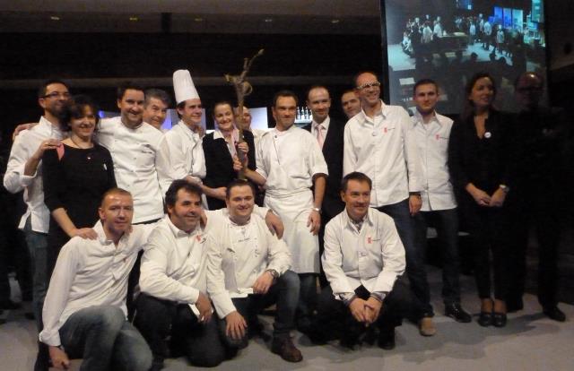 Les vainqueurs de Cuisine et service en joute 2013 Maxence Bocekart et Charlotte Lefebvre (lycée hôtelier Jesse de Forest d'Avesnes-sur-Helpe 59) et leurs professeurs Fréderic Gouteau (cuisine) et Benjamin Gontard (salle), avec les membres de Générations 