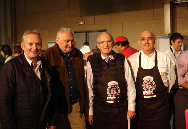 Thierry Perbet, André Bouyssou, président d'honneur, Hervé Becam, vice-président national et Louis-Bernard Puech, président des Toques d'Auvergne. En arrière plan, Serge Vieira, président du jury.