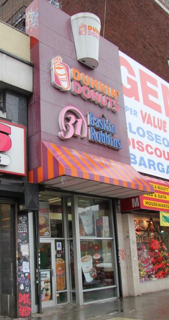 Le logo orange et rose de la chaîne Dunkin'Donuts est facilement repérable. La chaîne distribue les produits Baskin&Robbins dont elle est l'actionnaire principal.