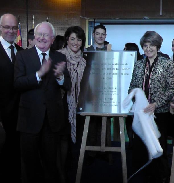 Le dévoilement de la plaque par Michel Vauzelle, président du Conseil Régional et Claire Lovisi, rectrice. Sur notre photo, on aperçoit aussi Alain Marie, proviseur de l'établissement et Dominique Estrosi-Sasonne représentant le maire de Nice.