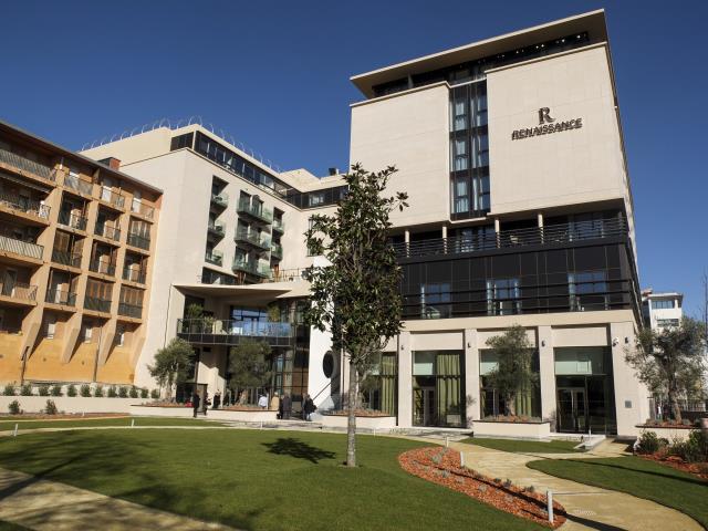 Le Renaissance Aix-en-Provence : un bâtiment moderne aux lignes sobres.