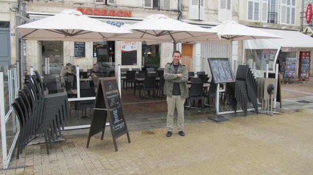 La Rochelle : Cours des Dames, face au Port-Vieux de la Rochelle Jérôme Moquet, patron du Bodegon, n'est pas le seul à avoir des soucis avec sa terrasse
