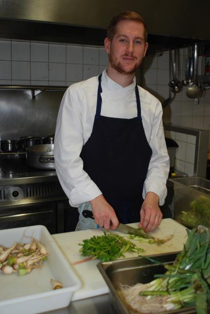 Après le briefing des équipes en cuisine, les tâches sont réparties. À Xavier, la charge de s'occuper généralement des viandes et des poissons. Il s'occupe également d'éplucher et de taillader quelques légumes