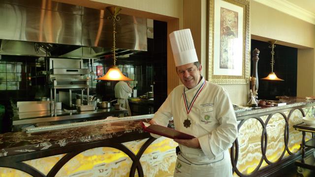 Christophe Prud'homme dans le steakhouse le Rodeo Grill Bar : « Les salaires sont bien meilleurs qu'en France. Les conditions de travail, de couverture sociale et de vie sont bien différentes aussi. Et parfois cela m'inquiète un peu quand je pense au reto