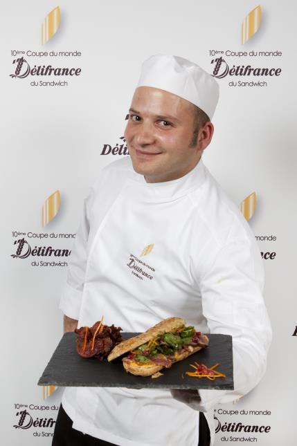 Hakan Ozfirinci et son sandwich