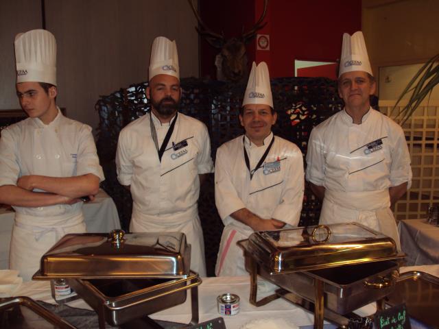 Frédéric Bavin, étudiant, Ludovic Costa professeur de cuisine, laurent Joulin professeur de cuisien et Frédéric Dupuis professeur de gestion devant l'atelier saveurs d'Automne.