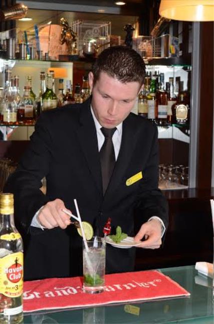 Olivier Alglave, en pleine épreuve du cocktail Mojito, lors de la Coupe Georges Baptiste nationale qu'il a gagnée en 2012.