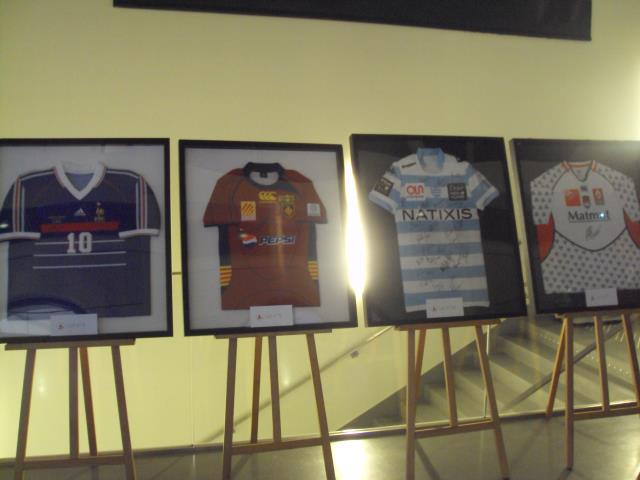 de gauche à droite ; maillot de l'équipe de france dédicacé par zidane , du FC Barcelone dédicacé par Andrés Iniesta, maillot de Dimitri Szarzewski et maillot de Sébastien Chabal