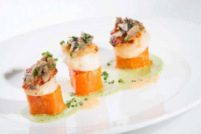 Saint-Jacques, potiron glacé et poêlée de champignons, pesto de coriandre, choux Romanesco et citron vert.