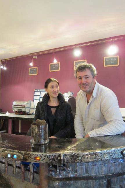 Anne et Philippe Barrière, dans leur Atelier de la Truffe, devant le bar, création de Max Carrollo, ferronnier d'art