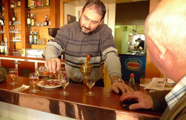 Christophe Pillière fait aussi le service au bar. « Se labelliser, c'est un moyen de survie pour nos petits établissement »