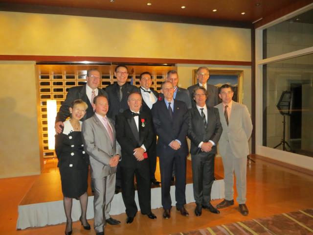 Réception à l'Ambassade de France à Tokyo (pour la remise de la Légion d'Honneur à André Pachon) : 1er rang de gauche à droite : Harumi Osawa, responsable FFCC, Antoine Pèse, André Pachon, Mr l'Ambassadeur Christian Masset, Gérald Passédat, et Franck Lang