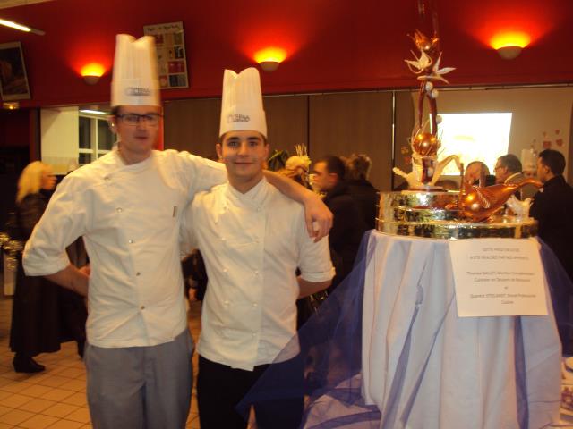 Quentin Steeland BP Cuisine et Thomas Gallet MC Cuisinier en Dessert de Restaurant devant leur chef d'oeuvre