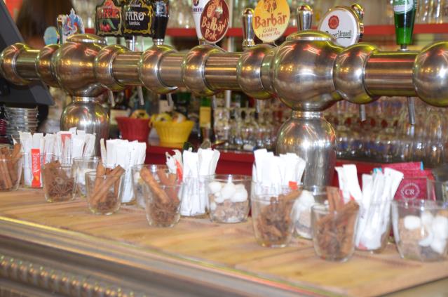 La présentation du café désormais à l'Etérieur Quai : un plateau en bois, plusieurs types de sucre, de la cannelle...