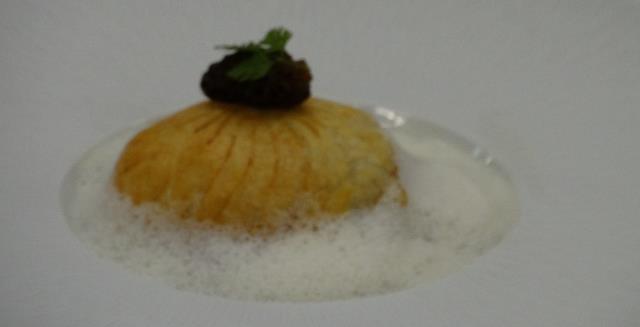 Bouchée à la reine au ris d'agneau et morilles avec son écume de sauce suprême.