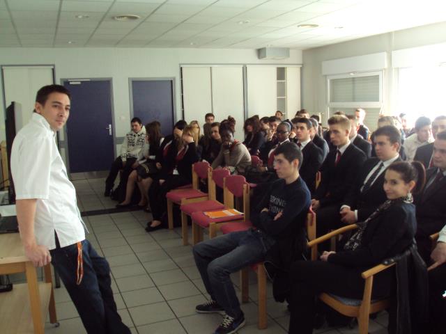 Jean-Michel Carrette devant une classe très attentionnée