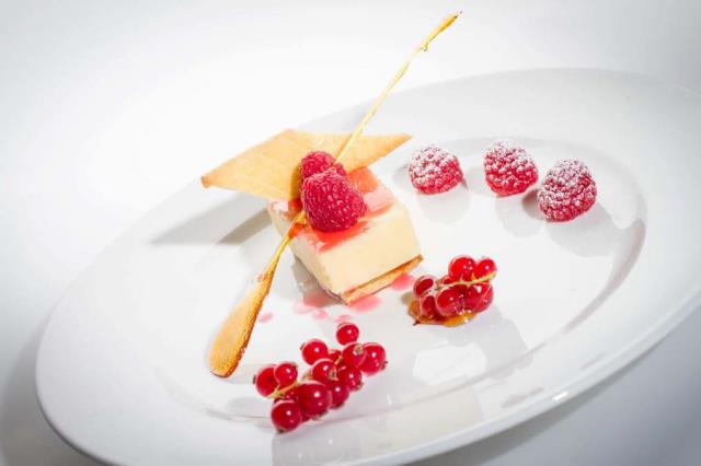 Sablé de fruits rouges sur crème de citron, coulis de mélisse.