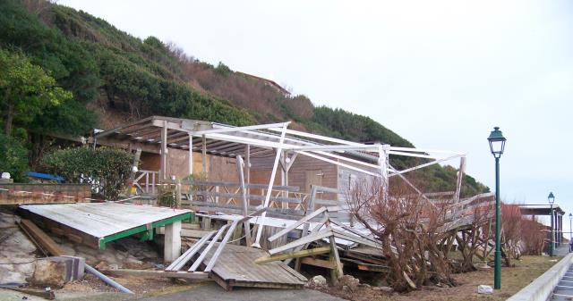 Les structures légères des établissements du bord de mer n'ont pas résisté au coup de mer