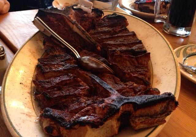 En solo ou à partager, le Peter Luger Steakhouse est le paradis des amateurs de viandes.