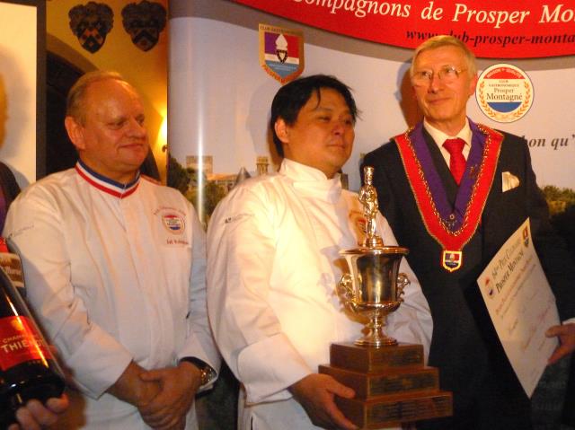 Remise du Prix Prosper Montagné à Carcassonne, de gauche à droite Joël Robuchon, KOuki Kumamoto le lauréat , André Fournet, le Président du Club gastronomique Prosper Montagné