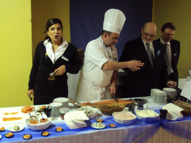 Renan Lelieux, chef des traiteur préparant l'atelier saumon