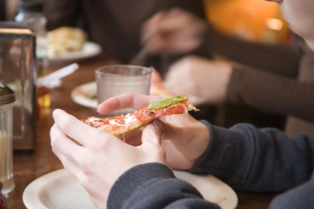 Le snacking, c'est rapide et économique.