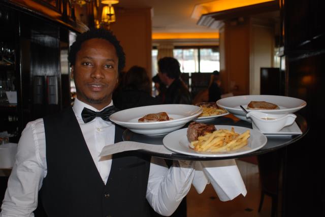 Bien plus qu'un simple porteur d'assiettes, le commis de salle occupe un rôle central dans le bon déroulement du service d'un restaurant
