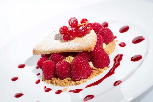 Crème brûlée à la pistache sur sablé aux noisettes et framboise.