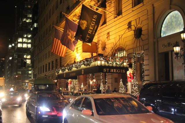 l'hôtel Saint Regis accueille ses client entre deux 'soldats de bois'.