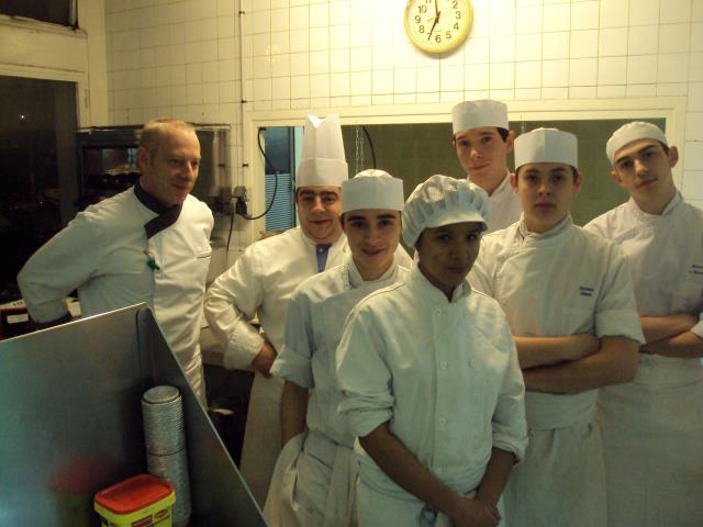 à gauche Didier Rosenblat chef pâtissier, Olivier Metz, chef cuisine et leur brigade.
