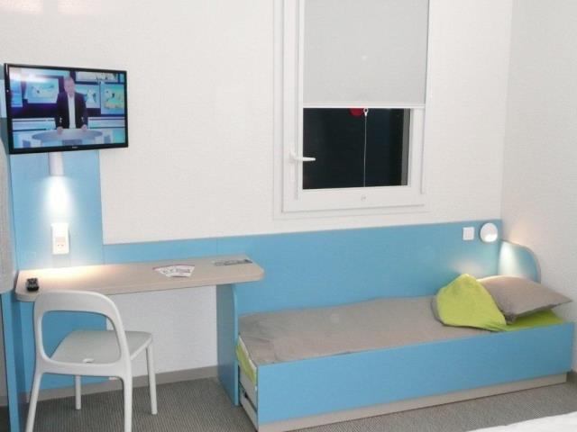Une chambre du First Inn Les Ulis.