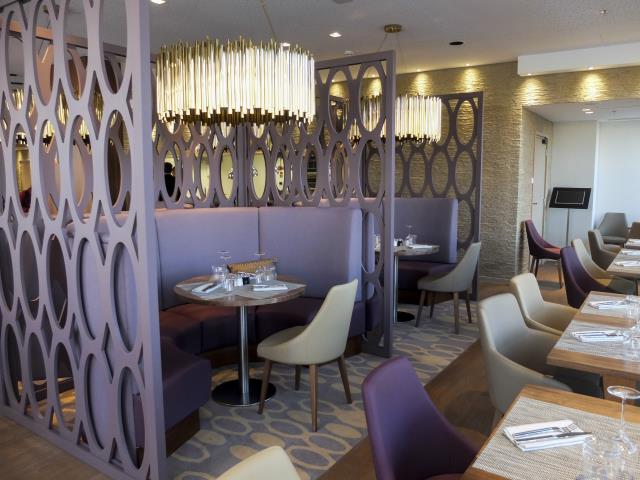 Les claustras arrondis forment des loges confortables et intimistes.