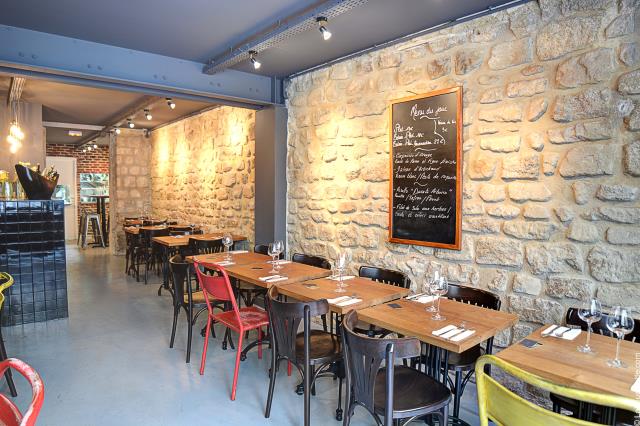 Le restaurant mêle la pierre brute, au métal et au bois.
