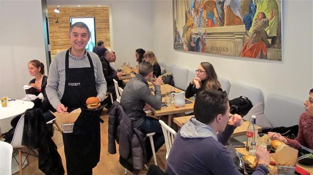 Dans son restaurant Edmond Pure Burger Patrick Namura s'inscrit dans le qualitatif